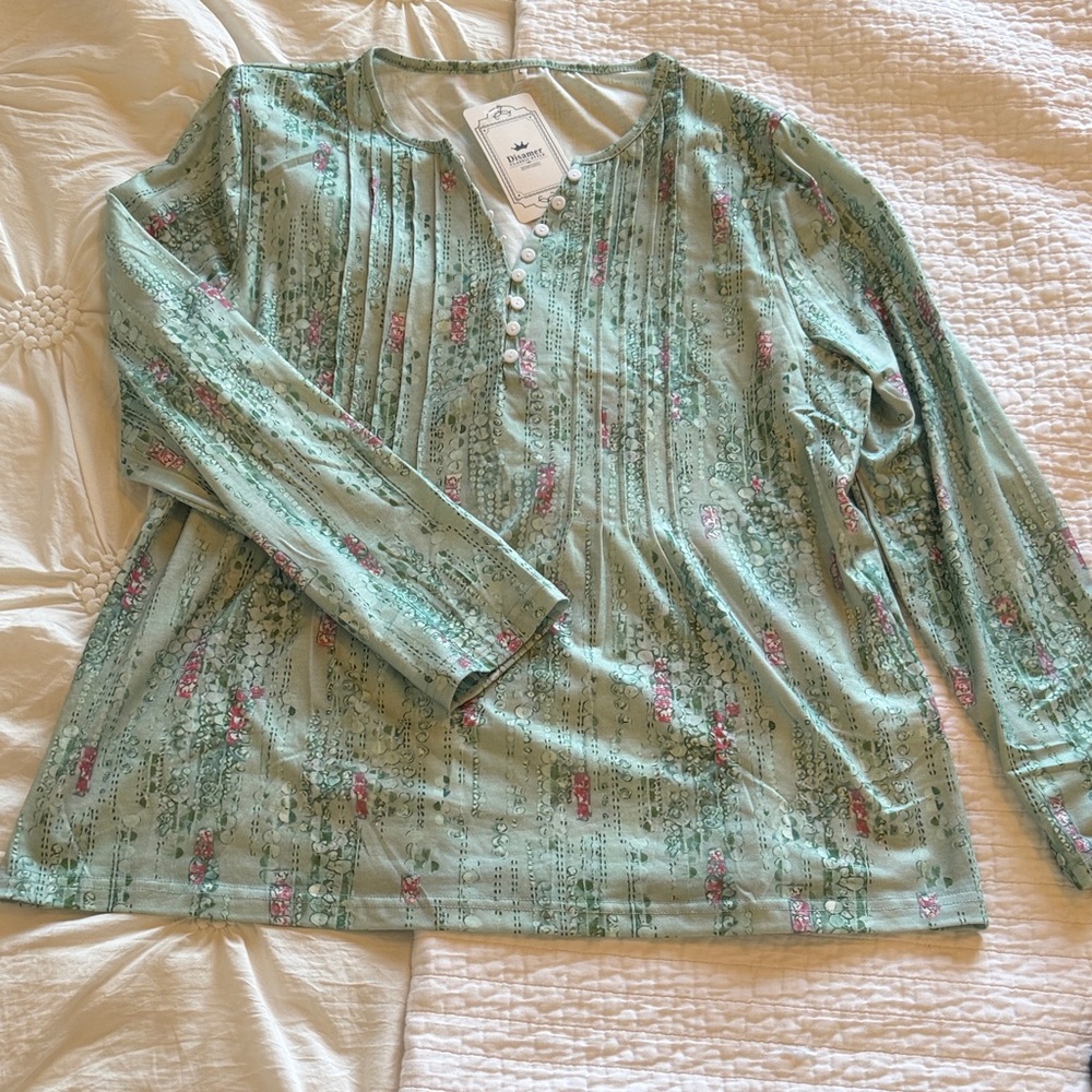 NWT Light Mint Floral Pintuck Long-Sleeve Top. Buttons on front. Wms LARGE